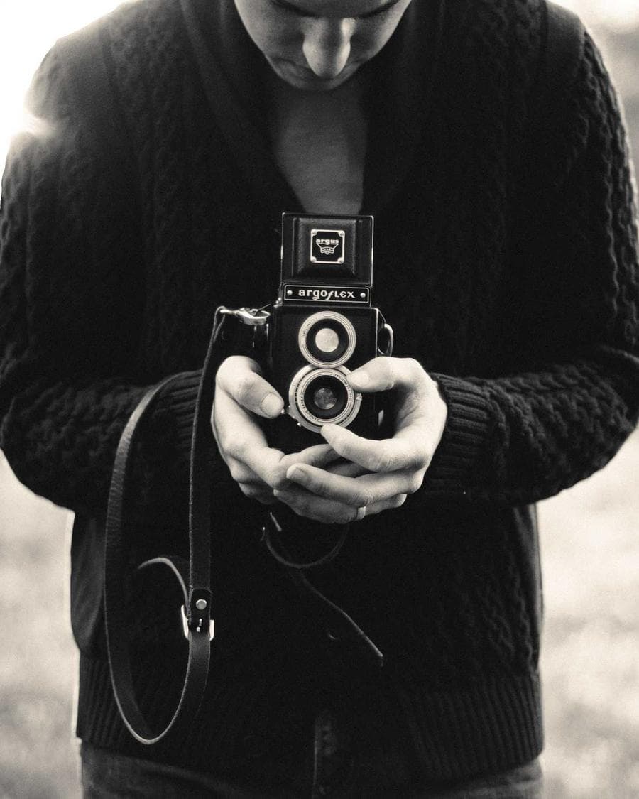 Fotógrafo con cámara vintage